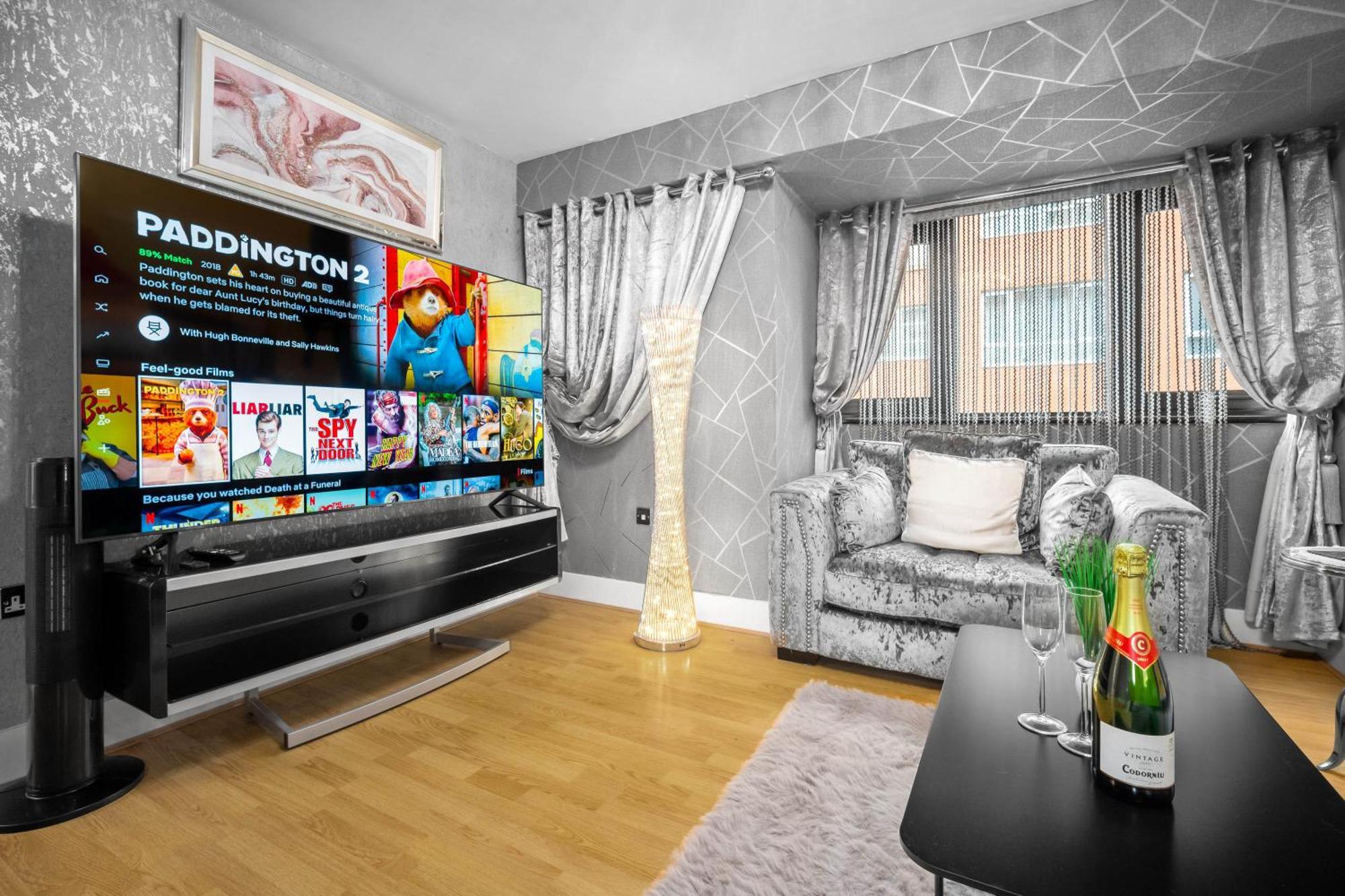 Luxury 1 Bed Flat With Parking 11K - Top Rated - Netflix - Wifi - 70 Inch Smart Tv - Birmingham City Centre - Tv In Bedroom - Top Rated المظهر الخارجي الصورة